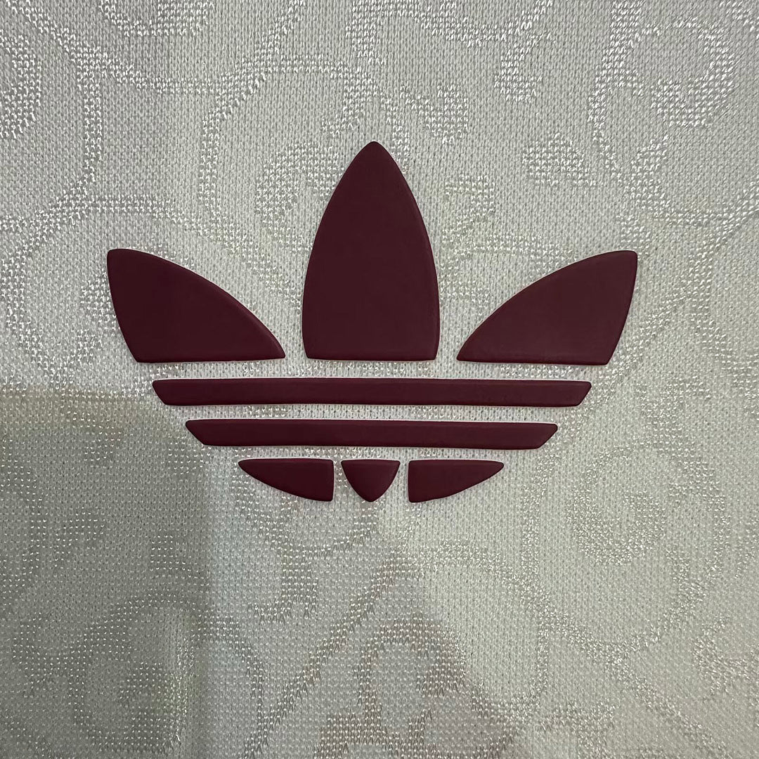 Camiseta Perla - Detalle firma España bordada en la espalda con cuello granate y dorado