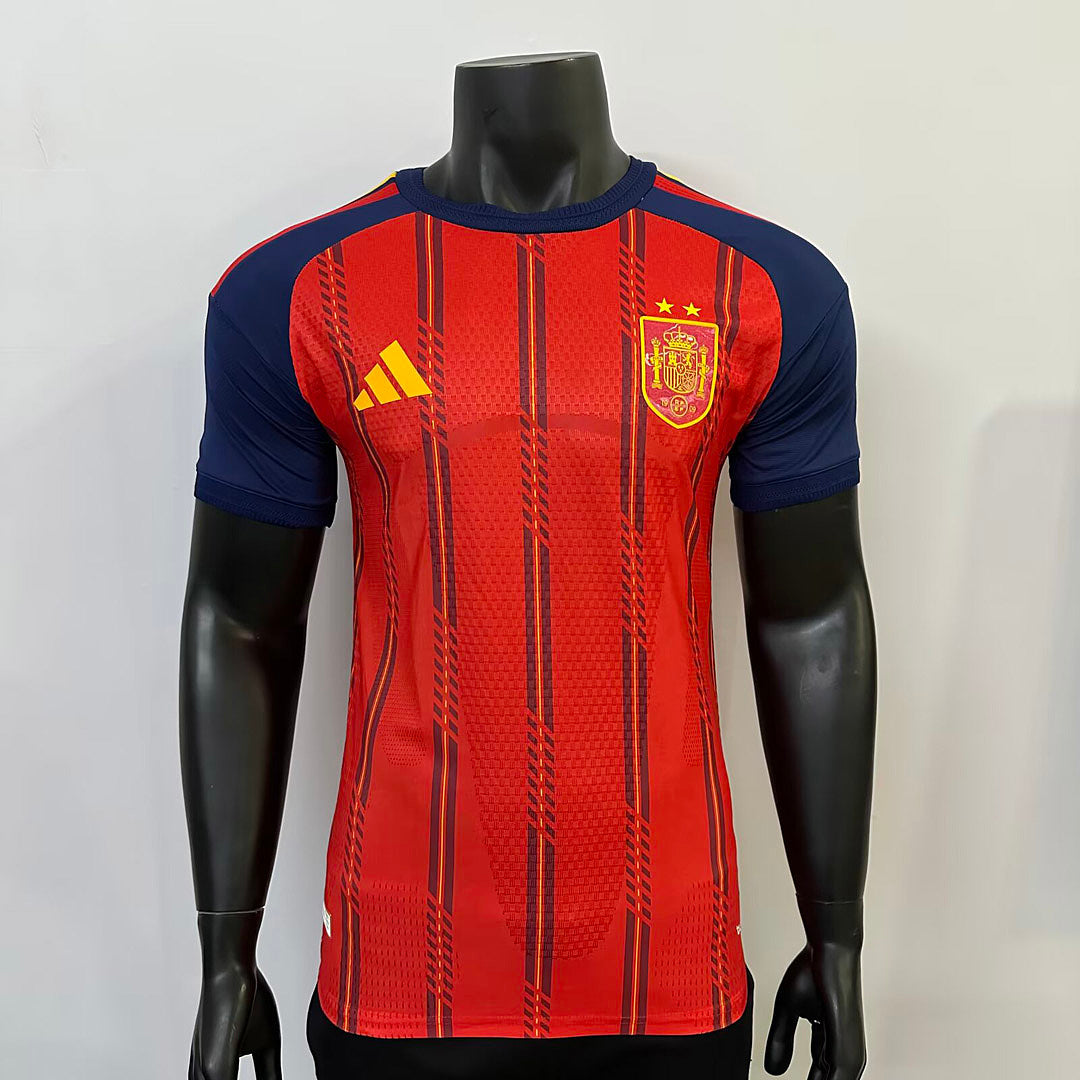 Camiseta Fuego - Detalle logo Adidas tres rayas dorado sobre tejido rojo jacquard