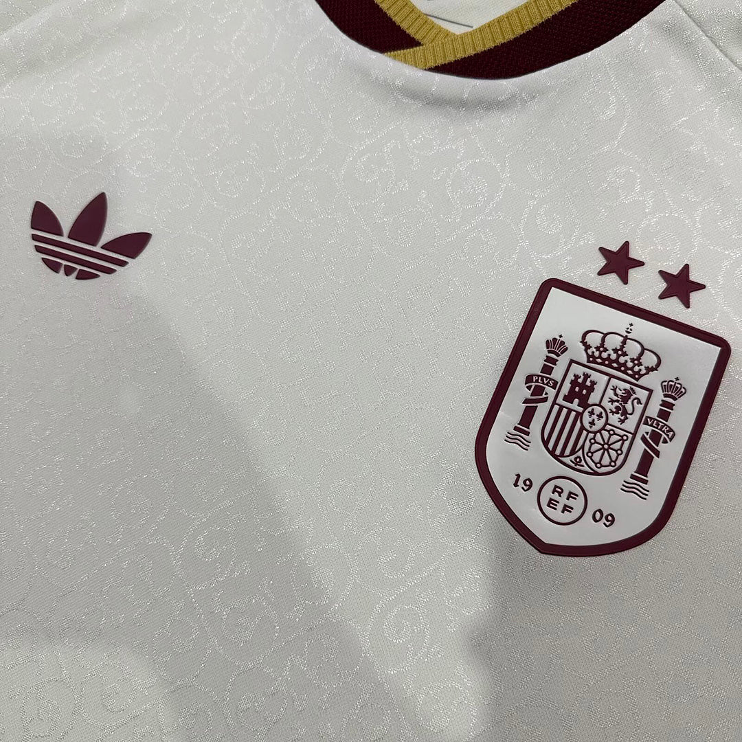 Camiseta Perla - Detalle close-up escudo RFEF 1909 con dos estrellas en granate
