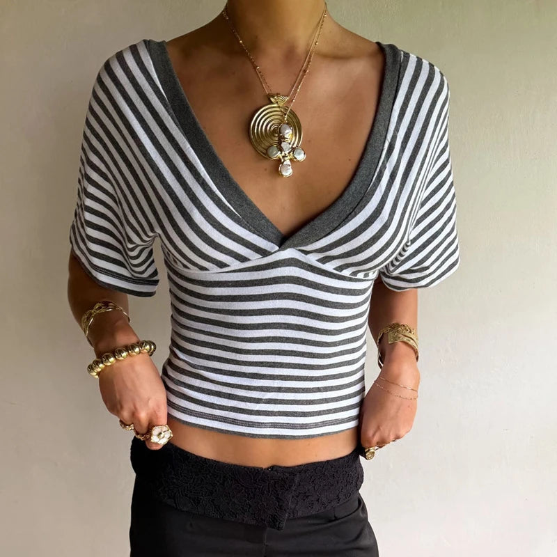 Raya - Camiseta Crop Y2K a Rayas con Escote en V — Estilo Coquette Verano 2026