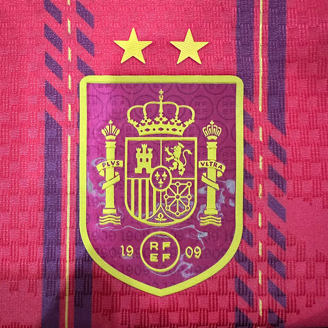 Camiseta Fuego - Detalle cuello redondo azul marino y hombro ragán