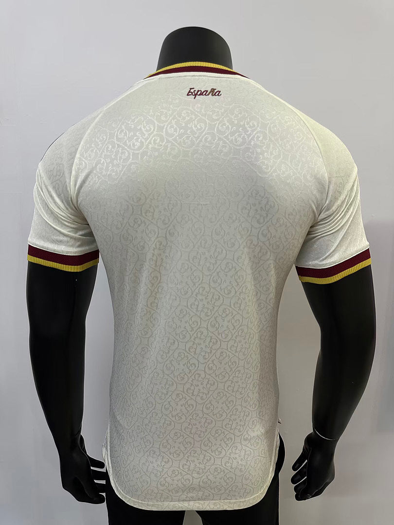 Camiseta Perla - Detalle escudo RFEF 1909 con dos estrellas granate sobre blanco